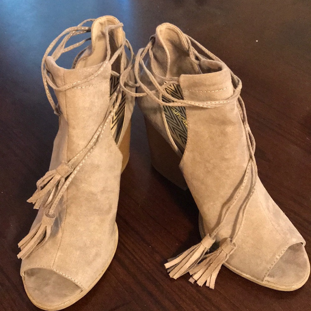 3 inch, peep toe bootie, tan and suede.